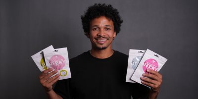 Ben Cristovao drží v rukou houbové jerky v produktových obalech