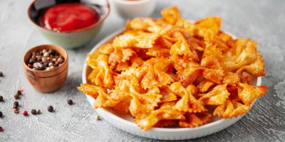 Těstovinové chipsy v bílém talíři