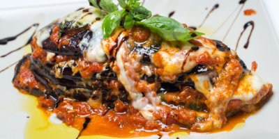 Plátky lilku upečené s rajčatovou omáčkou a sýrem