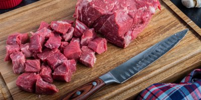 Maso na dřevěném prkénku