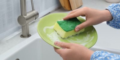 Mytí nádobí houbičkou