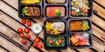 Jídlo v krabičkách, vedle rajčata