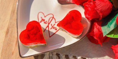 Dva dortíky ve tvaru srdce na talířku