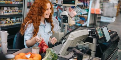 Pokladní v supermarketu při práci