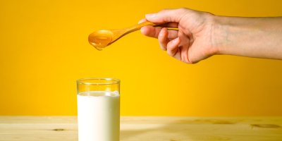 Nalévání medu do mléka