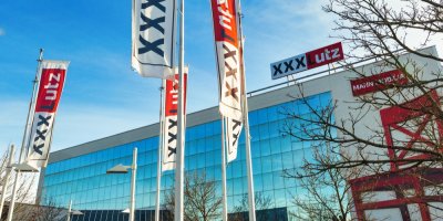 Budova firmy XXXLutz s velkou grafikou červené židle