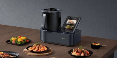 Varný robot a různé druhy pokrmů na stole