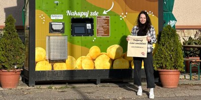 Automat na brambory a dívka držící tašku se sloganem Podporuji české zemědělství