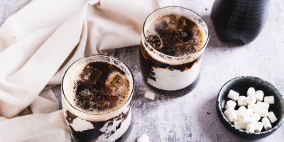 Dva colové nápoje, vedle miska s marshmallow