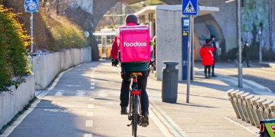 Člověk na kole s taškou Foodora