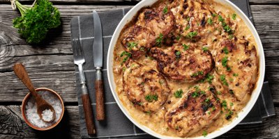 Vepřové maso v omáčce v bílém talíři