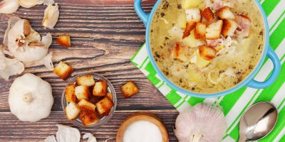 Česnečka, okolo krutony a česnek