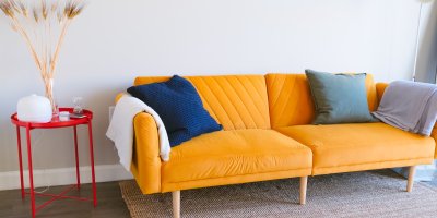 Žlutá sedačka s doplňky