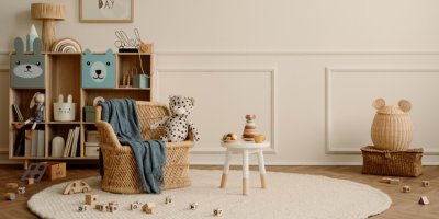 Stylový dětský pokoj v bílých, béžových a modrých barvách