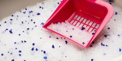 Silikátové kočičí stelivo a lopatka