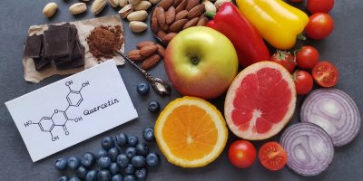 Čerstvé ovoce, zelenina, ořechy, čokoláda a strukturální vzorec kvercetinu