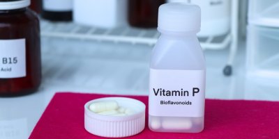 Bílé kapsle a plastová lahvička s nápisem Vitamín P