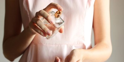 Dívka si nanáší parfém