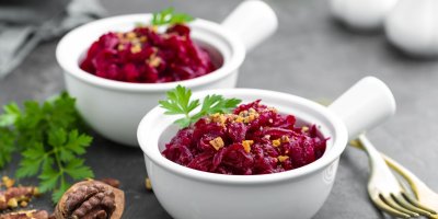 Červená řepa nasekaná v misce s ořechy