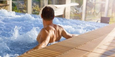 Muž ve vířivce v lázeňském hotelu