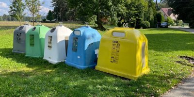 Pět kontejnerů na tříděný odpad