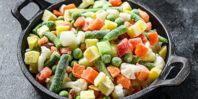 Mražená zelenina na pánvi
