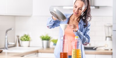 Žena vlévá použitý olej do PET lahve