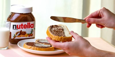 Mazání Nutelly na veku