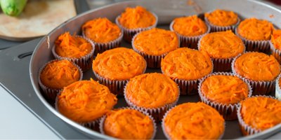 Oranžové mrkvové muffiny v pekáči