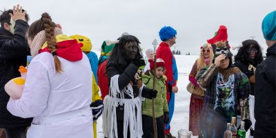 Lidé v maskách na masopustu