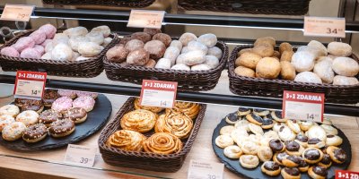 Různé druhy sladkého pečiva s cenovkami