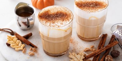 Pumpkin Spice Latte ve dvou sklenicích, skořice