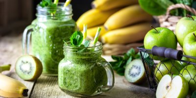 Zelené superpotraviny, smoothie ve sklenici s brčkem