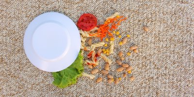 Jídlo rozsypané z bílého talíře na zem