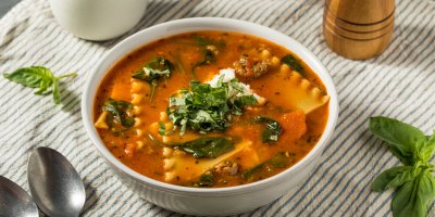 Oranžová polévka s těstovinami