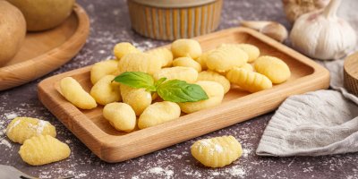 Bramborové ňoky,  okolo brambory a česnek