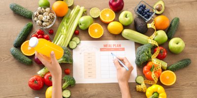 Žena plánuje zdravý jídelníček