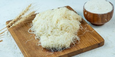 Kataifi nudle na dřevěném prkénku