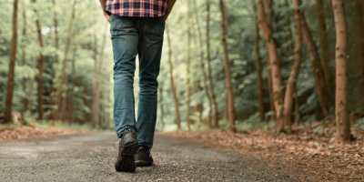 Muž prochází lesem