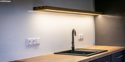 Kuchyně s dřezem a led páskem