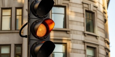 Semafor s oranžovým světlem
