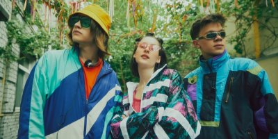 Tři mladí lidé v retro oblečení