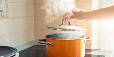 Hrnec, ze kterého se odpařuje pára