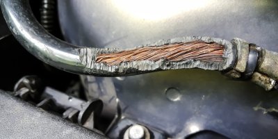 Okousaný elektrický drát v autě