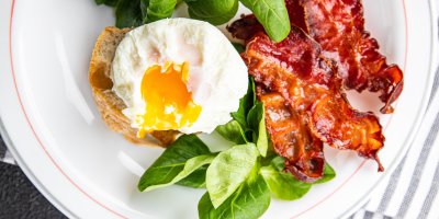 Vejce se salátem, chlebem a slaninou