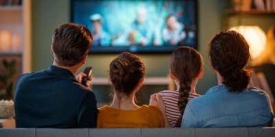 Rodiče a dvě malé dcery sledují televizi