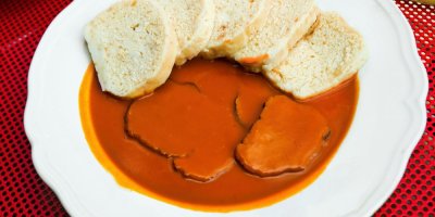 Rajská omáčka s knedlíkem na bílém talíři