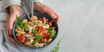 Salát s fazolemi s misce