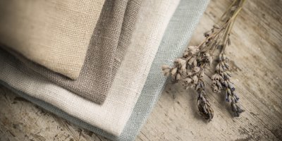 Různě barevné utěrky, vedle sušená levandule