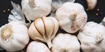 Několik palic česneku